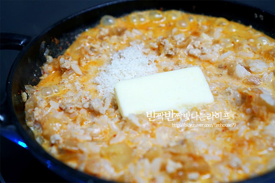 백종원 레시피 포인트 소스와 밥이 잘 어우러졌을 때 버터 한 조각과 치즈를 넣어줍니다. 파마산 치즈도 같이 갈아 넣어주었는데 버터와 풍미가 장난 아니었어요. 버터가 들어가는 순간 리조또 스러운 풍미가 확 살아나요. 마지막으로 체다치즈를 올려주면 완성입니다. 슬라이스 치즈를 올려주면 된다고 했는데 냉장고에 없길래 모짜렐라와 섞인 체다를 넣었는데 요렇게 넣어도 완전 맛있었어요. 치즈는 듬뿍 들어가야 맛이 좋은 것 같아요 ! 김치리조또가 만들어졌어요. 치즈를 듬뿍 올리고 이태리 파슬리도 다져서 올려주었어요. 생 파슬리를 다져 올려주었는데 없다면 가루를 뿌려주면 더 먹음직스러운 플레이팅이 되겠죠. 만드는 레시피는 영상도 담았어요. 김치에 밥의 조합은 누구나 잘 아는 그 맛인데 우유, 버터, 치즈가 같이 들어간다고 하면 느끼하다고 생각할 수도 있는데 김치가 들어간 요리라서 전혀 느끼하지 않아요. 그래서 더 맛이 좋답니다. 위에 올려진 치즈랑도 엄청 잘 어울려요. 괜히 백종원 이름이 붙는 게 아닌가 봐요. 엄청 간단한데 맛있어요. 계속되는 비에 불앞에 서는 것도 귀찮은 기분이 들었는데 뚝딱 만들어서 먹으니 넘나 좋았어요. 아이랑 같이 먹을 땐 김치 양념을 씻어서 넣으면 아이도 좋아할 것 같아요. 씻은 김치로 만들면 조금 더 크리미한 맛이 살아나서 온 가족이 먹기에 좋을 듯 - 잘게 썬 김치의 식감도 좋지만 같이 씹히는 다짐육의 식감 또한 리조또에서 맛의 포인트에요. 밥알과 함께 씹히는 고기의 맛 처음엔 돼지고기를 넣는 게 맛이 괜찮은가 싶었는데 아주 조화로워요. 백종원 김치리조또 레시피로 간단하면서도 레스토랑 못지않은 특별한 한 끼 만들어드셔보세요. 김치로 만드는 다른 요리들과는 또 다른 매콤하고 크리미한 매력이 있어요. 리조또 한 그릇 뚝딱했어요. 끄읕 !