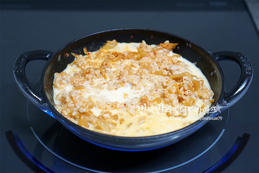 우유 반컵을 넣고 끓여줍니다. 크리미한 우유 향을 좋아하지 않는다면 물을 넣어주어도 되어요. 저는 우유 반컵과 부족한 농도 조절은 물을 넣어서 한소끔 끓여주었어요.