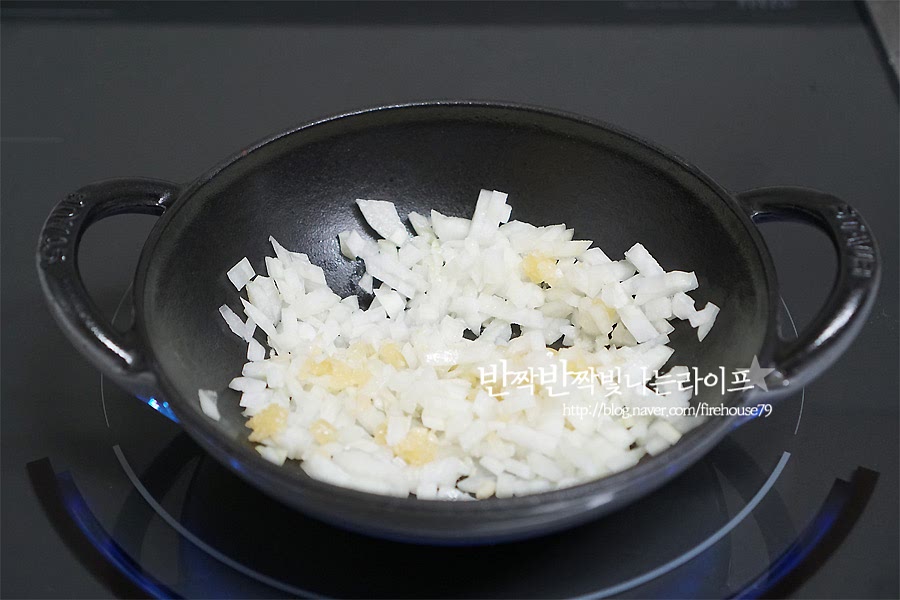 김치리조또를 만들어봅니다. 달군 팬에 기름을 두르고 다진 양파와 마늘을 넣고 향이 올라오도록 볶아주세요.