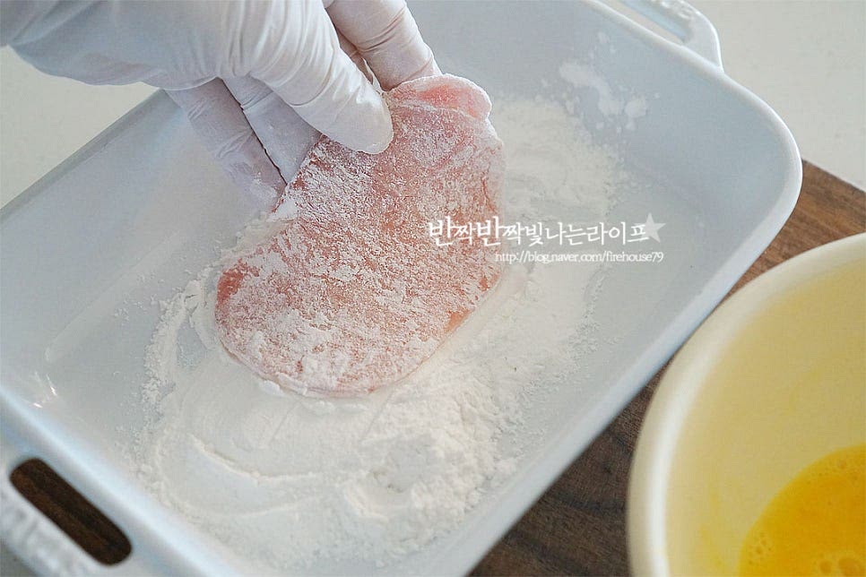 밑간해둔 고기에 찹쌀가루를 묻혀줍니다. 가루가 두껍지 않게 가볍게 털어가며 입혀주어요. 그리고 달걀옷을 입혀주어요. 찹쌀가루-달걀 순으로 입혀주시면 됩니다.