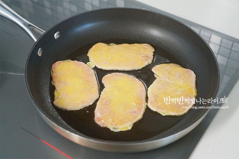 달군 팬에 식용유 약간 두르고 달걀옷 입은 고기를 올려줍니다. 냉장고에 쑥갓이 보여서 보기 좋게 올려서 구워주었어요. 고명은 생략 가능합니다~ 너무 센 불에 익히면 오히려 식감이 질겨질 수 있어 중약 불로 익히다가 하얗게 익은 게 보이면 뒤집어 구워주시면 됩니다. 앞뒤로 먹기 좋게 구워줍니다. 돼지 육전 같은 경우 뜨거울 때 드셔야 촉촉하고 부드러워요. 바로 구워서 그릇에 담아 호호 불어 먹음 소고기로 먹던 것과는 또 달라요. 친근한 맛이면서도 색다른 게 가성비 하나는 최고랍니다. 영상도 같이 담았어요. 노릇하게 부쳐내어 먹음 고소하여 자꾸만 집어먹게 되어요. 찹쌀가루와 계란을 입혀 구워주기만 하면 되니 누구나 손쉽게 만들기 좋은 돼지고기 등심 요리 랍니다. 육전 만드는법 맛있게 만들어 드세요^^ 끄읕 ! 소고기육전은 아래에서 :)