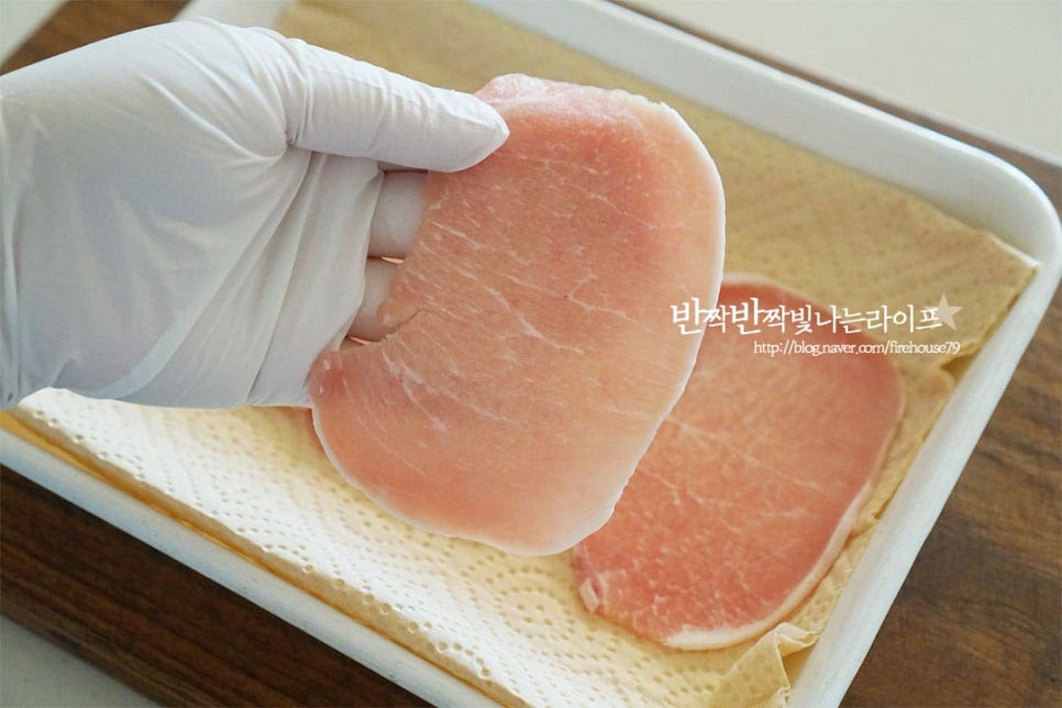 육전 부위는 기름기가 적은 담백한 고기를 사용하는데요. 등심 부위를 얇게 슬라이스하여 준비했어요. 정육점에 말하여 얇게 저며 썰어오시면 됩니다. 누린내가 나지 않도록 고기의 수분을 꼼꼼하게 제거해 줍니다. 생강술(청주)을 고르게 발라줍니다. 5분 정도 생강술을 발라 그대로 두었다가 소금, 후추 약간 뿌려 밑간하여 줍니다. 고소한 풍미를 살려주기 위해 참기름을 고루 발라줍니다.