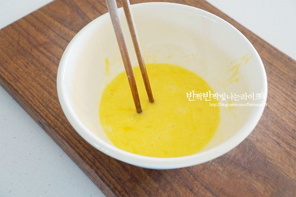 계란은 뭉치지 않게 곱게 풀어줍니다. 찹쌀가루는 넓은 그릇에 담아줍니다. 찹쌀가루 대신 밀가루나 부침가루도 좋아요.