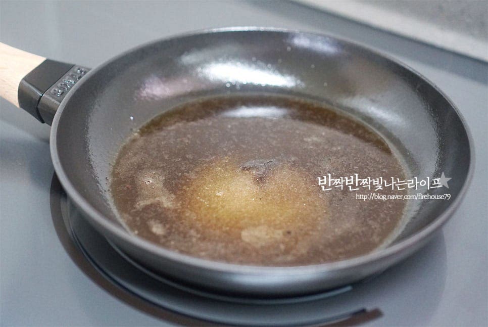 고기를 구운 팬 그대로 덮밥 소스를 만들어줍니다. 간장 2 큰 술, 맛술 2 큰 술 굴소스 1/2 큰 술, 물 5 큰 술 황설탕 1½ 큰 술을 넣어주어요. 바글바글 끓여 조려줍니다. 간을 보고 짠맛과 단맛을 입맛에 맞게 조절하여 주어요~