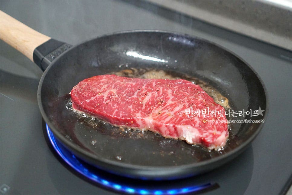 달군 팬에 버터를 넣고 센 불에서 1분 30초, 뒤집어 1분 30초 구워줍니다. 굽기 정도는 입맛에 따라 조절하심 되는데 1분 30초 정도로 각면을 구웠을 때 미디엄 레어~미디엄 정도 구워지더라고요. 조금 더 익히고 싶다면 2~3분으로 시간을 조절해 주셔요^^ 구운 뒤 팬에서 꺼내어 종이호일레 감싸준 뒤 3~5분 정도 그대로 둡니다. 레스팅 과정을 해주어야 육즙이 고기 안에서 골고루 펴져 육즙 팡팡 부드럽게 맛볼 수 있답니다.