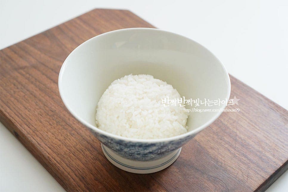 그릇에 밥을 오목하게 담아줍니다. 양념을 적당히 뿌려줍니다. 적당히 뿌려준 뒤 먹으면서 추가해도 되어요. 래스팅 한 스테이크 고기는 어슷하게 넓게 썰어준 뒤 밥 위에 올려줍니다. 양파와 고추냉이도 올려줍니다. 고기와 양파까지 올려주고 나니 보기만 해도 든든하게 완성입니다. 그냥 먹어도 맛있지만 이렇게 덮밥으로 만들어 먹음 또 특별한 한그릇 요리 랍니다. 요리 영상을 같이 보시면 조금 더 쉽게 만들어 드실 수 있답니다. 언제 먹어도 맛있는 스테키동 부드럽고 고소한 소고기에 아삭한 양파와 알싸한 와사비 짭조름한 조합이 잘 어우러진답니다. 스테이크 덮밥 맛있게 만들어 식탁 위를 근사하게 준비해 보세요. 등심 스테이크 굽는법 팁까지 맛있게 만들어 드세요^^ 끄읕 !