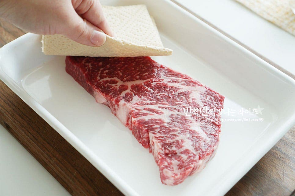 스테이크 덮밥 만들기 위해 가장 기본적인 등심스테이크를 굽는 것부터 먼저 알려드릴까 해요. 소고기는 키친타월로 가볍게 핏물을 제거하여 줍니다. 고기의 맛을 살려주는 시즈닝을 해줍니다. 소금과 후추 약간 뿌려주어요. 시판용 시즈닝 솔트를 뿌려주셔도 좋고 취향껏 허브를 곁들여도 좋아요~ 올리브오일을 뿌려 10분 정도 재워줍니다. 냉장고에서 바로 꺼내어 차가운 상태라 냉기도 식혀주기 위해 상온에 두어 시즈닝 해주었어요. 그래야 구울 때 골고루 열이 전달되어 더 맛있게 구울 수 있답니다^^