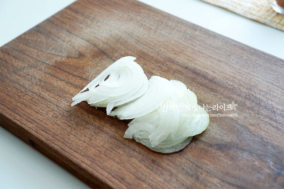 양파는 얇게 슬라이스하여 줍니다. 매운맛을 잡아주고 아삭한 식감을 살려주기 위해 양파는 찬물에 담갔다 물기를 완전히 털어줍니다.