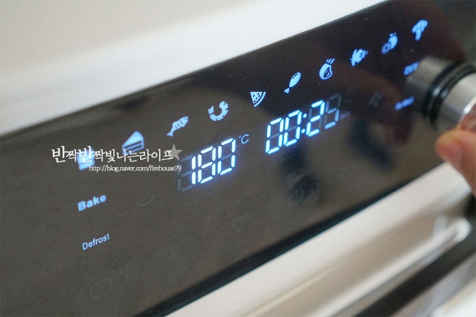 온도와 시간만 알면 간단하죠. 에프에 넣고 180도 30분 구워줍니다. 크기에 따라 시간은 조절을 해주고, 기기의 사양에 따라 온도도 ±10도 조절해 주면 된답니다. 25분 굽다가 약간 덜 익은 것 같아 5분 추가하여 총 30분 구워주었어요. 큰 것은 40분 이상 구워주세요. 열이 골고루 전달되면서 껍질이 부풀어 오르고 달콤하게 익어갑니다. 한 손에 잡히는 중간 크기로 30분 구워주었어요. 이쑤시개나 젓가락을 찔러서 속까지 들어가면 잘 익은 것이에요. 껍질이 부풀어 오르고 눌러보았을 때 말랑하게 잘 익었어요. 이대로 먹어도 맛있지만 허니버터 조합으로 요리해 보도록 해요.