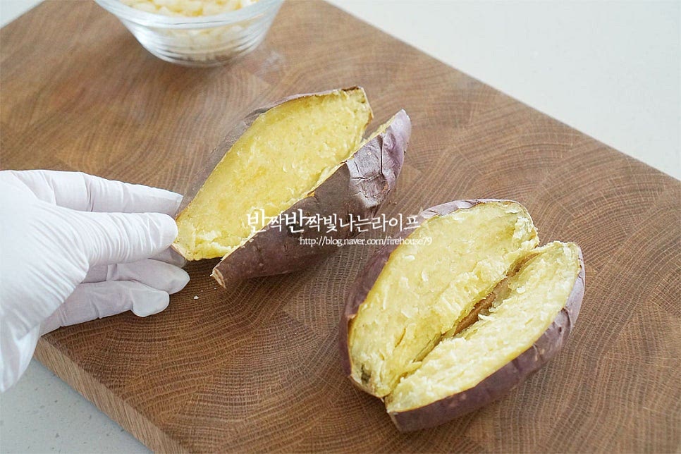 잘 익은 가운데 사이로 칼집을 넣은 뒤 부서지지 않게 옆으로 펼쳐줍니다. 트레이에 올려주는데요. 치즈가 녹아 흘러내릴 수 있어 종이호일을 깔아준 뒤 올렸어요. 가운데로 버터를 올려줍니다. 길게 잘라서 넣어주면 전체적으로 골고루 녹아 고소한 풍미를 가득 맛볼 수 있어요. 꿀도 적당량 뿌려줍니다. 재료 본연의 단맛에 따라 양을 조절하면 달콤하고 맛나겠죠. 쭈욱 늘어나는 모짜렐라치즈는 듬뿍 올려줍니다. 안쪽으로 모아서 뿌려주면 녹으면서 옆으로 자연스럽게 퍼져요. 먹음직스러운 색감을 위해 파슬리가루도 뿌려줍니다. 재료의 달콤함과 촉촉함이 맛있어서 꿀+버터+치즈만 올려주어도 실패 없는 맛이죠. 에어프라이어 고구마를 넣고 180도 5~6분 구워줍니다. 추가로 첨가한 재료가 녹을 정도면 됩니다. 지글지글 고소한 풍미와 함께 맛있게 구워졌어요. 뜨거울 때 먹음 치즈가 쭉 늘어나는 맛이 눈과 입이 모두 즐겁답니다. 노릇노릇하게 구워진 치즈 속 달콤 고소한 깊은 맛은 뜨거울 때 바로 먹음 자꾸만 손이 가요. 간단한 간식으로 온 가족이 좋아하는 메뉴에요. 영상도 같이 담았어요. 에어프라이기로 간단하게 만드는 고구마 요리로 달콤하게 익힌 뒤 토핑을 올려 구워주는 간단한 레시피로 맛볼 수 있답니다. 고구마 에어프라이어로 부드럽게 구워준 뒤 달콤함 위에 허니버터를 더해 맛있게 즐겨드세요. 끄읕 !