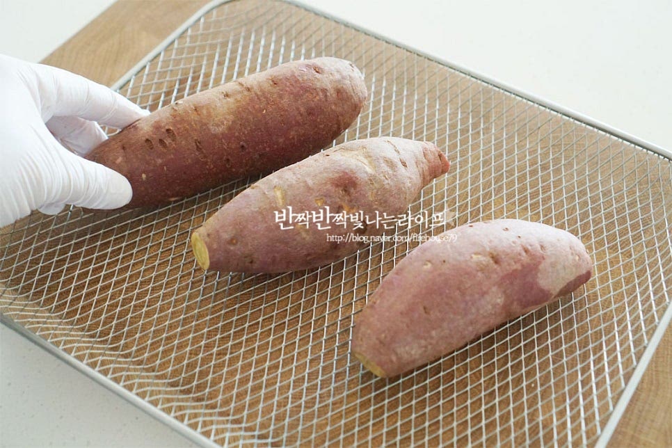 속까지 부드럽고 촉촉하게 익히기 위해 1차로 에어프라이기로 구워줍니다. 에프 트레이에 간격을 두고 나란히 올려줍니다. 에프로 굽는 방법은 낮은 온도에서 단맛을 끌어올려 꿀고구마로 굽기도 하는데 버터구이를 해줄 것이라 기본 방법으로 구웠어요. 굽거나 삶아둔 것이 있다면 활용하면 더욱 간단하게 요리할 수 있습니다.