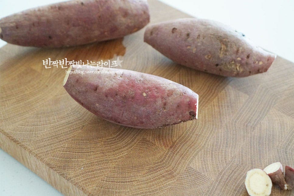 주방 솔로 문질러 깨끗하게 씻어 물기를 제거하고 1~2cm 정도 양 끝을 잘라줍니다. 끝을 잘라주면 수분이 빠져 구웠을 때 당도가 높으며 질긴 심지 부분을 제거하여 먹기에도 좋아요.