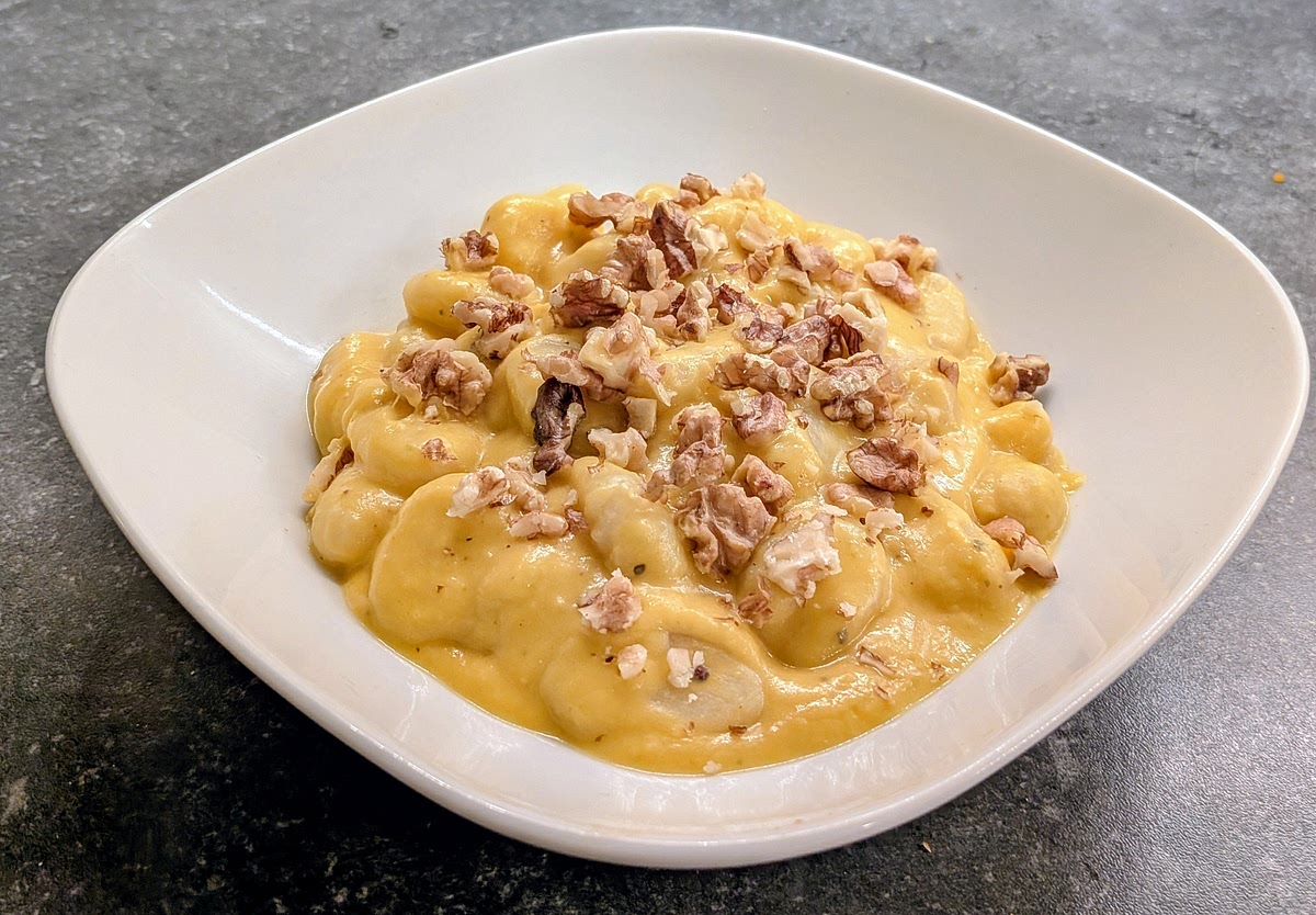 Plate the gnocchi, crumble the walnuts on top with your hands and serve right away. Enjoy!
