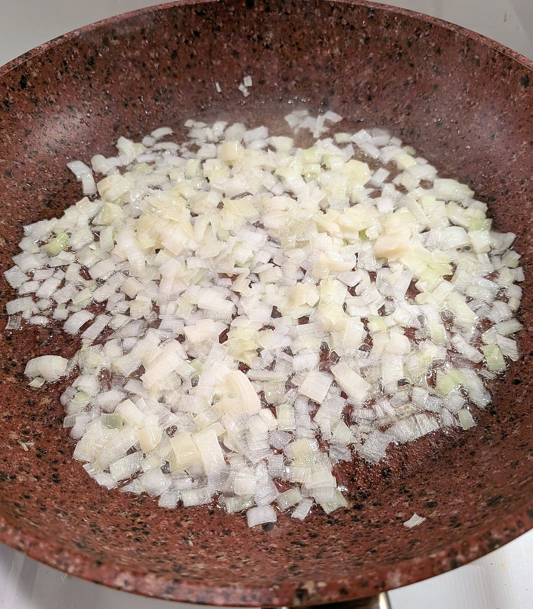 Put a large pot of water to boil, that you will use later to cook the gnocchi and the veg. While the water boils, heat a large non-stick frying pan to medium. When oil heats up, add the olive oil and chopped leeks to the pan and fry them for about a minute.