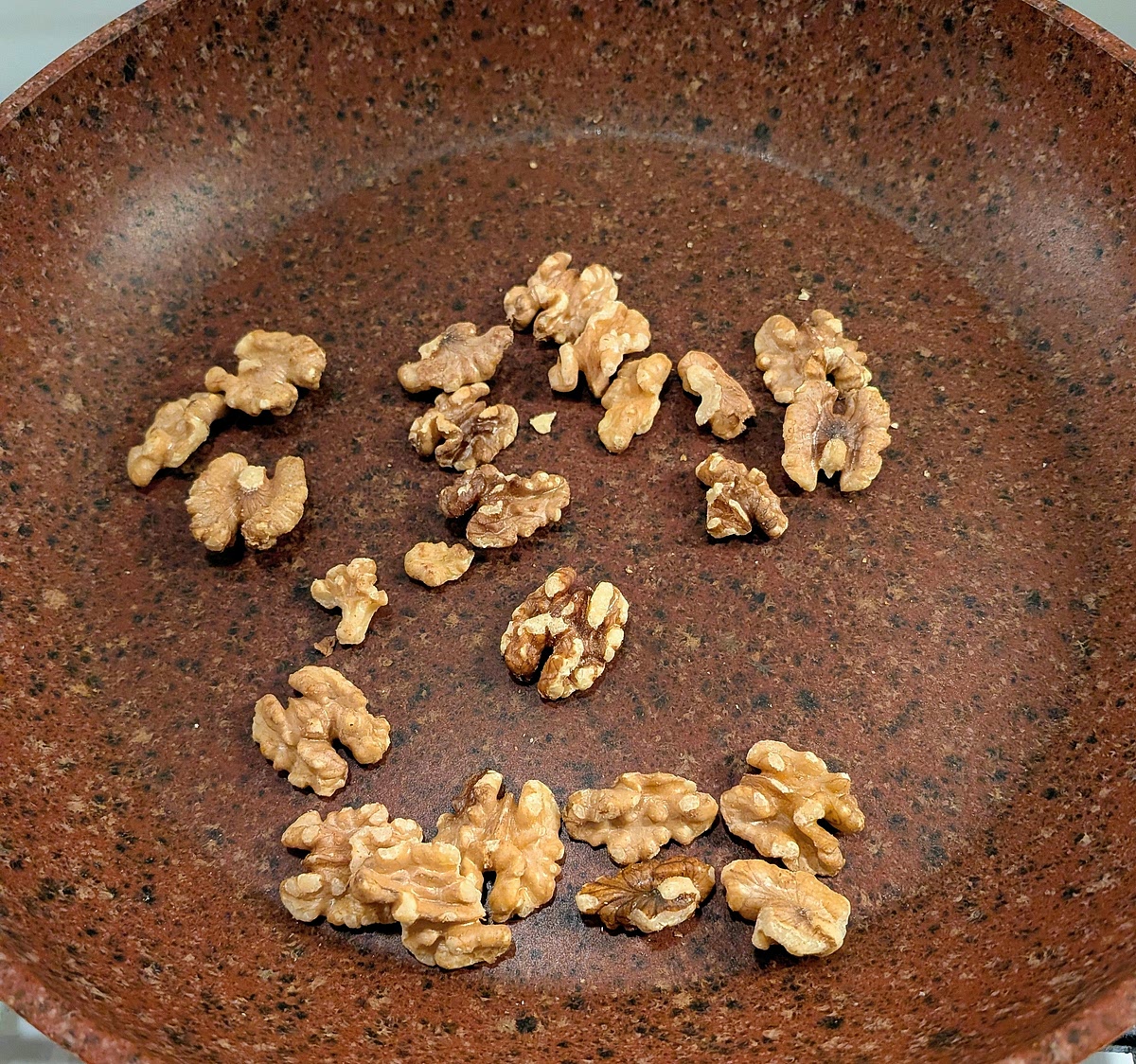 Rinse and dry the pan, then heat it to medium and add the walnuts. Toast them for 2-3 minutes tossing them to prevent them from burning. Put them to the side to cool down a bit, and take the pan off the heat. Keep the pan to hand.