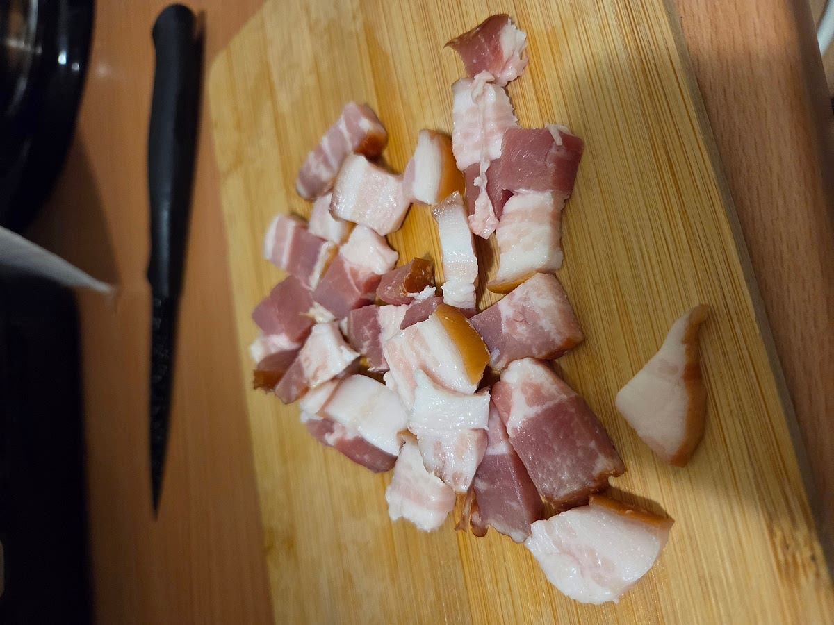 Couper la poitrine fumée en forme de lardon