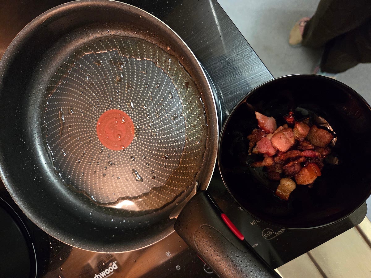 Séparer la viande du gras de la poêle