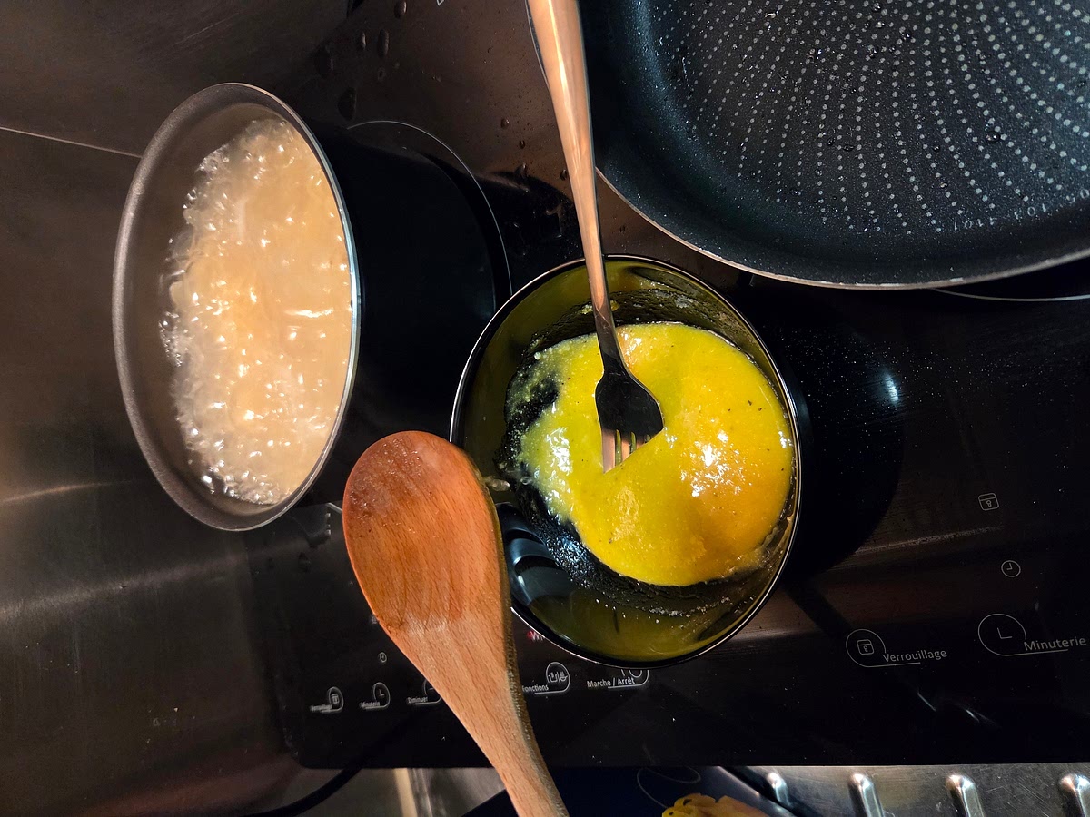 Ajouter un peu d'eau des pâtes pour diluer la sauce à votre convenance