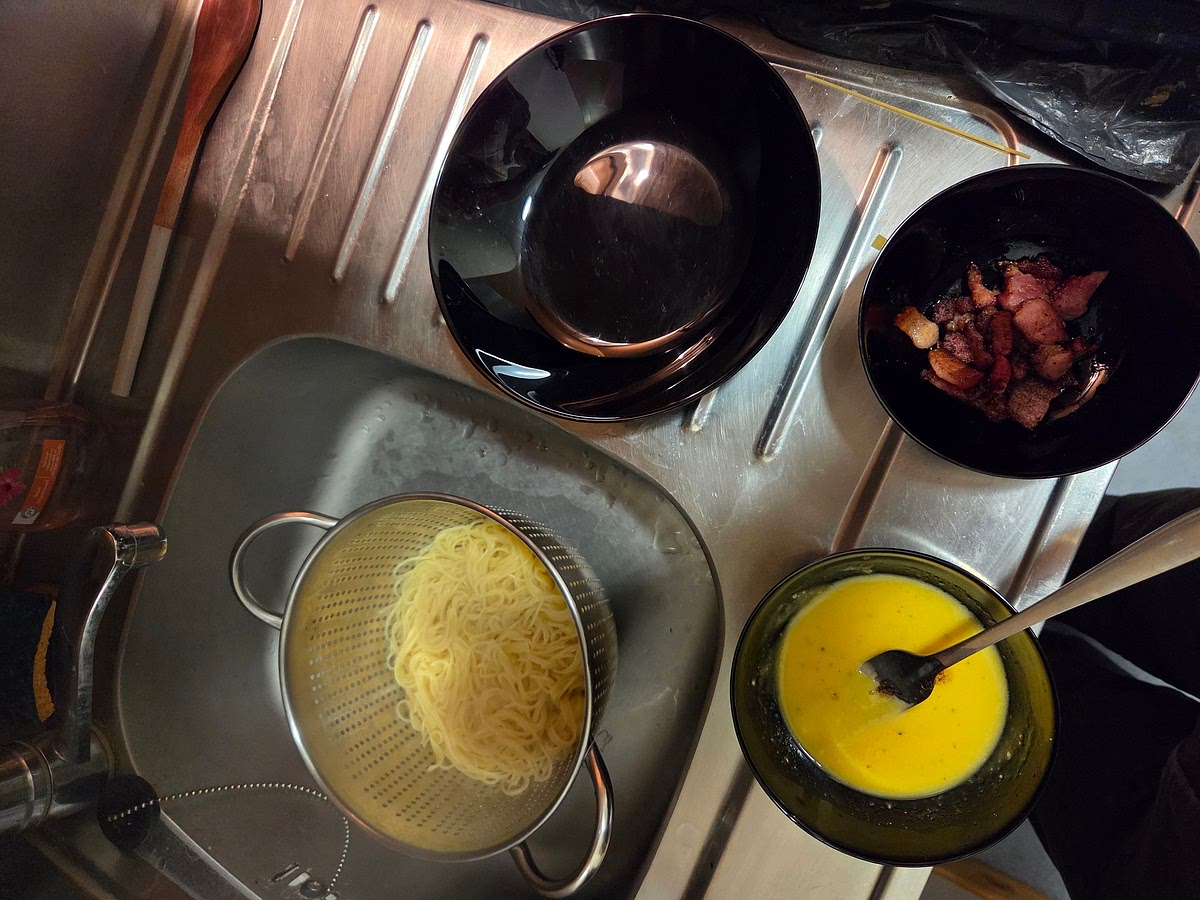 Assemblée tous les éléments dans une assiette et dégustez