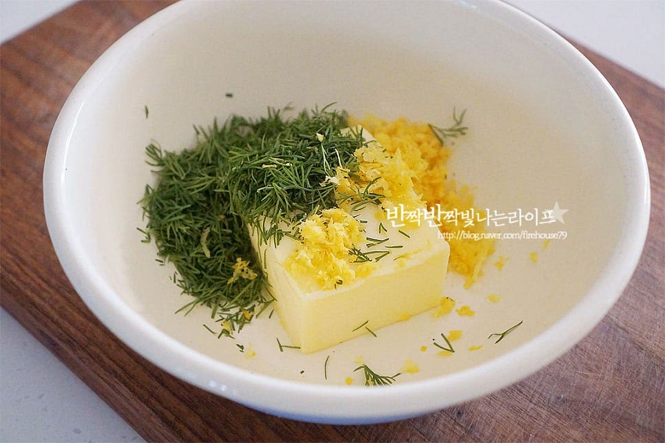 볼에 재료를 모두 담아줍니다. 레몬즙 1 큰 술도 같이 넣어주고요. 주걱으로 부드럽게 섞어줍니다. 다섯, 랩으로 감싸 원형 기둥 모양으로 만들어줍니다. 종이호일에 한번 더 감싸 냉장 보관하여 단단히 굳혀줍니다. 반나절 이상 굳혀주시면 재료의 맛이 더 깊이 어우러져 풍미가 좋아요. 먹기 좋게 10~15g씩 자른 뒤 소분하여 냉동실에 넣어주시면 한 달 정도 두고 드실 수 있습니다. 산뜻한 향과 고소한 풍미가 조화롭게 어우러져 특별하게 맛보실 수 있어요. 영상도 같이 담았어요. 레몬제스트와 딜이 콕콕 박혀 산뜻하게 매력적이에요. 갓 구운 빵이랑 먹어도 좋고 파스타에 곁들여도 별미이며 특히 해산물요리에 잘 어울린답니다. 레몬딜버터 만들기 특별한 조합으로 즐겨보세요^^ 끄읕 !