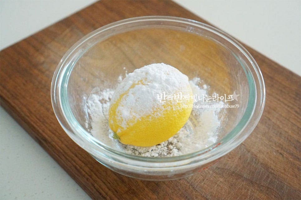 레몬제스트 만들기 위해 먼저 레몬을 꼼꼼하게 세척해 줍니다. 껍질을 가늘게 채 썰어줄 것이라 세척 과정이 중요한데요. 저는 국산 레몬이라 베이킹소다로 세척해 주었는데 수입산은 왁스코팅이 되어있어 베이킹소다와 굵은소금으로 문질러 씻은 뒤 끓는 물에 가볍게 굴려 씻어줍니다. 베이킹소다로 겉면을 문질러 준 뒤 잠길 정도로 물을 부어 10분 정도 두었다 꼼꼼하게 세척하여 줍니다. 물기를 완전히 제거한 뒤 강판이나 치즈 그라인더를 준비해요. 껍질 부분의 향이 진하고 색이 있는 부분만 갈아서 제스트를 만들어 줍니다. 흰 부분이 들어가면 쓴맛이 날 수 있어 노란 부분만 잘 갈아줍니다. 상큼함이 가득해요~ 조각을 내어 레몬즙 1 큰 술 따로 덜어둡니다.