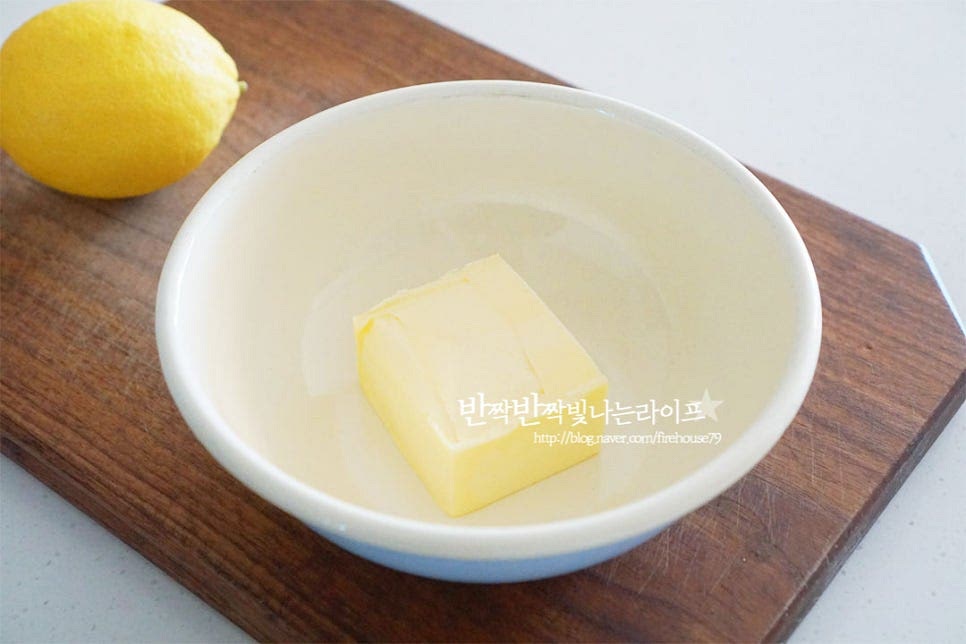 실온 상태의 가염버터를 준비했어요. 부드러운 질감이어야 다른 재료와 어우러지기 때문에 냉장고에서 꺼내어 30분 상온에 두었습니다.