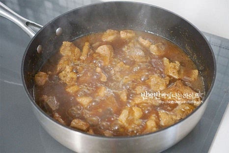 40분 정도 익으면 조금 더 부드러워지고 양념이 좋아들어 맛이 깊어집니다. 익는 데 시간이 걸리는 무와 당근을 넣고 15분 정도 더 끓여줍니다. 단단한 채소가 절반 이상 익으면 버섯과 대파, 양파를 넣어줍니다. 버섯이 먹기 좋게 익으면 마무리해요.