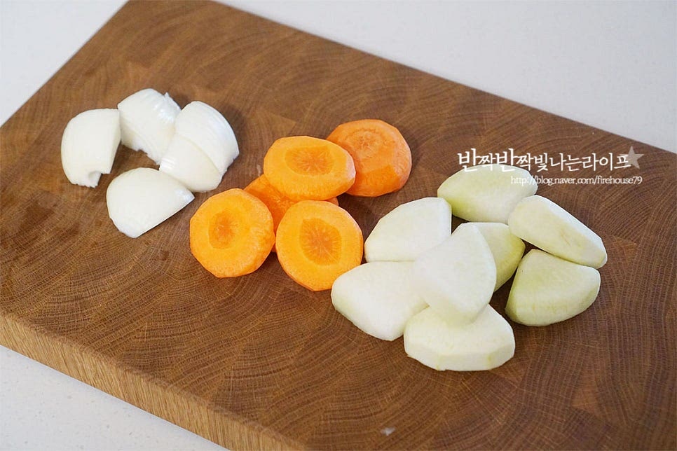 끓이는 동안 채소와 버섯을 잘라줍니다. 무와 당근은 1.5~2cm 두께로 잘라 모서리를 둥글게 깎아주고, 양파도 큼직하게 썰어줍니다. 표고는 밑동을 제거한 뒤 4등분 하고 새송이는 연필 깍듯이 크기를 맞추어 썰어줍니다. 대파는 반으로 길게 자른 뒤 4~5cm로 자르고 홍고추는 송송 썰어줍니다. 아이가 먹을 것이라 매운 고추는 생략했는데 청양고추나 꽈리고추를 넣어도 맛있습니다.