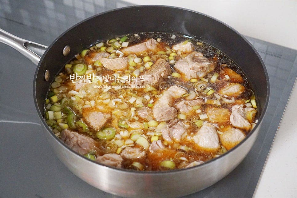 양념소스를 넣고 끓여줍니다. 센 불에서 끓어오르면 중불 조절한 뒤 40분 정도 끓여줍니다. 화력에 따라 물이 부족하면 더해주셔도 됩니다.