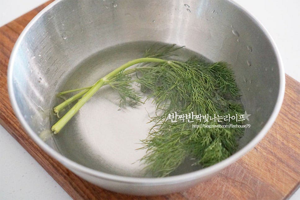 달은 식초를 희석한 물에 살살 흔들어 씻은 뒤 물기를 제거해요. 두꺼운 줄기 부분은 잘라내고 잘게 다져 썰어줍니다.