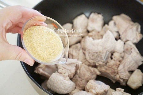 달콤 짭조름한 간장 양념을 만듭니다. 데친 고기는 깊은 팬 또는 냄비에 넣고 간장 120ml, 황설탕 60ml 맛술 60ml, 간 마늘 2 큰 술 간생강 1/3 큰 술, 다진대파 1/2컵 참기름 2 큰 술, 물 420ml를 부어줍니다. 기본 돼지갈비찜은 간장, 설탕, 맛술 향신 재료가 들어가는데 은은한 단맛과 부드럽게 요리하기 위해 배를 강판에 갈아서 배즙 150ml와 간양파 3 큰 술을 추가로 첨가했습니다. 과일즙이 들어가면 단맛도 깊고 더 풍부한 감칠맛을 낼 수 있어요. 물의 양은 재료와 화력에 따라 조절하고 단맛과 짠맛은 입맛에 맞게 조절해 주세요.