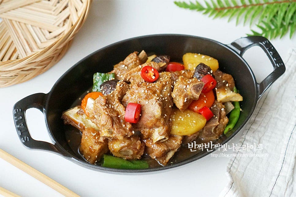 돼지갈비가 먹기 좋게 익으면서 짭조름하고 달달한 간장 양념이 맛있게 졸아들면 완성입니다. 영상도 같이 담았어요. 돼지갈비찜 만들기는 어려운 요리 같지만 백종원 레시피를 따라 단맛과 짠맛을 잘 맞추어 푹 익히면 조리과정이 복잡하지 않습니다. 부재료를 다채롭게 넣으면 푸짐하고요. 온가족이 좋아하는 간장 돼지갈비찜 맛있게 요리해드세요. 끄읕 !