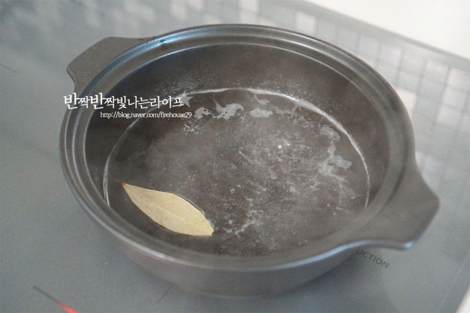 냄비에 물 200ml, 월계수잎(작은 것) 1장을 넣고 끓여줍니다. 냄비의 크기에 따라 물의 양을 조절해 주고 물에 닿지않은 정도로 물을 넣어주세요. 끓는 상태로 김이 오르면 찜기를 올린 뒤 손질해둔 재료를 올려줍니다. 뜨거우니 조심해 주세요. 청주 80ml를 뿌려줍니다. 뚜껑을 덮고 증기로 쪄줍니다. 새우 찌는시간은 김이 오른 찜기에 올려 뚜껑을 덮은 뒤 중불로 10~12분 쪄주면 된답니다. 청주의 알코올이 날아가면서 비린내를 잡아주고 풍미를 더 좋게 해준답니다. 2분 뜸을 들인 뒤 뚜껑을 열어보니 붉은빛 색감이 곱고 탱글 한 식감으로 잘 쪄졌어요. 구워 먹거나 볶아먹거나 튀겨먹는 등 여러 가지 레시피로 맛볼 수 있는데 그중에서도 새우찜은 담백하게 본연의 맛을 느낄 수 있어 맛있답니다. 그대로 먹으면 담백 고소하고, 초고추장이나 간장에 찍어서 드셔도 좋습니다. 먹을수록 달큰하고 고소한 감칠맛이 느껴지는 게 껍질을 까서 바로 먹음 제철 별미가 따로 없어요. 싱싱한 것이라 그런지 살도 달고 껍질을 벗겼을 때 식감도 맛나요. 영상도 같이 담았어요. 가볍게 레몬 한 조각 곁들이면 산뜻함이 더해져요. 뜨거울 때 바로 먹어보면 맛이 더욱 좋습니다. 생물새우를 찜요리로 먹어보면 머리 부분의 내장까지 고소하고 진국이랍니다. 흰다리 새우찜 레시피로 제철 감칠맛과 은은한 단맛을 깊고 풍부하게 즐겨보세요^^ 끄읕 !