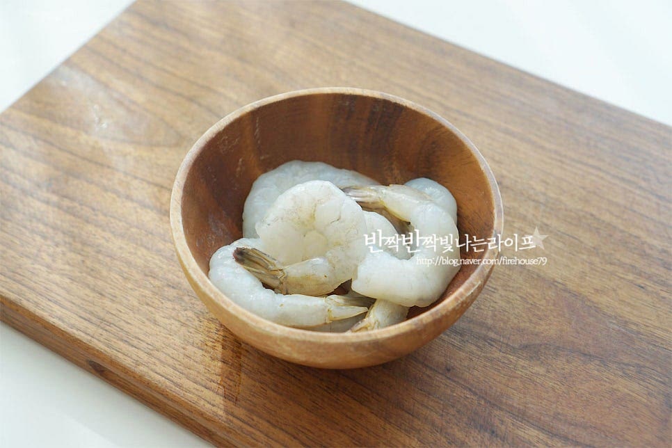 새우는 냉동된 걸 해동하여 준비해 주었어요. 페페론치노는 2~3등분 해주고 베이컨을 잘게 썰어줍니다. 매운맛 기호에 따라 페페론치노는 준비해 줍니다. 토마토는 크기에 따라 5~6등분 하여 썰어줍니다. 마늘은 편으로 썰고 양파는 채를 썰어줍니다.