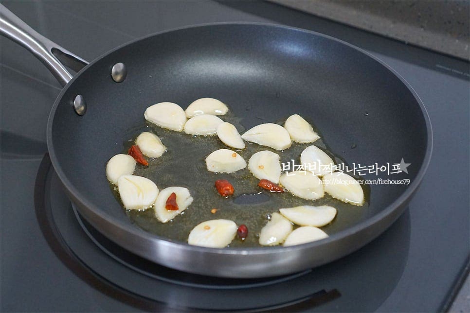 팬에 올리브오일 2~3 큰 술 두르고 마늘과 페페론치노를 먼저 볶아 향을 내어줍니다. 마늘향이 올라오면 양파도 같이 넣고 볶아주어요. 준비해둔 새우도 같이 볶아요. 화이트 와인 1 큰 술도 넣어줍니다. 알코올을 날려가며 새우가 반 이상 익을 정도로 볶아요. 토마토와 베이컨을 넣어줍니다. 토마토소스를 넣어줍니다. 시판용 소스 같은 경우 제품마다 맛의 진하기와 산미가 약간 달라요. 입맛에 맞게 양을 가감해 주시고 소금이나 설탕, 후추로 간을 맞추어 주세요. 재료가 잘 어우러지면 삶은 면을 넣어줍니다. 농도는 면수로 조절해 주고요~ 파르메산 치즈가루를 2 큰 술 정도 갈아 넣고 기호에 따라 허브도 곁들여 줍니다. 먹기 좋게 그릇에 담아줍니다. 면을 돌돌 말아 담은 뒤 곁들이는 새우 등을 담아주면 보기에 먹음직스러워요. 베이비 바질도 같이 올려주었어요^^ 영상도 같이 담았어요. 특유의 프레시함과 재료의 풍미가 어우러져 남녀노소 누구나 좋아할 맛이죠. 간단한 브런치로 준비하기도 좋고요. 토마토스파게티 집에서도 간단하고 맛있게 즐겨보아요. 맛있게 만들어 드세요^^ 끄읕 !