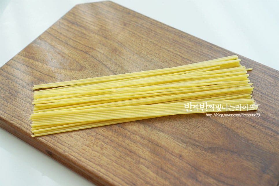 토마토파스타 면은 스파게티로 준비했어요. 스파게티 면 삶기 기본은 1인분 100g입니다. 기호에 따라 양은 가감해 주세요. 물 1L에 소금 10g을 넣어줍니다. 면수는 나중에 농도를 조절할 때 조금 넣어줄 것이라 면을 삶을 때부터 간을 맞추어주면 더 맛있게 드실 수 있어요. 면을 돌리듯 펼쳐 넣어줍니다. 면을 삶는 시간은 마치 스테이크와 같이 덜 익은 식감이나 완전히 익은 식감 그에 맞추어 익혀줍니다. 삶은 면을 소스에 버무려줄 것이라 1~2분 덜 삶아주셔야 너무 퍼지지 않게 맛볼 수 있어요.