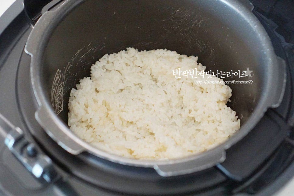 밥이 지어지면 가볍게 저어줍니다. 엿기름물을 부어줍니다. 밥알을 삭히려면 50~60℃ 온도를 유지해 주어야 하는데요. 전기밥솥의 보온 기능을 활용하면 간편하게 만드실 수 있어요. 더 잘 삭히기 위해 설탕 90ml를 붓고 가볍게 저어 섞어주었습니다. 보온으로 설정한 뒤 4~6시간 삭혀줍니다. 보온 기능으로 따뜻함을 유지해 주는 것이에요. 5시간이 다 되어갈 때쯤 열어보니 밥알이 열 개 이상 동동 떠있어요. 너무 오래 삭히면 시큼할 수 있으니 중간에 확인을 하여 주세요. 밥이 엿기름에 들어있는 당화 효소의 작용으로 삭으면서 맥아의 단맛과 향이 생겨 우리가 잘 알고 있는 맛이 납니다.