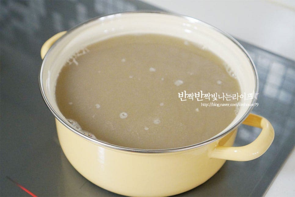 냄비에 옮겨 담은 뒤 한소끔 끓여줄 것입니다. 생강 한 조각을 넣으면 은은한 향이 잘 어울리는데요. 생강은 입맛에 따라 생략하셔도 되어요. 저는 약간 들어간 게 좋아서 두 조각 넣었습니다. 설탕을 넣어 간을 맞추어 줍니다. 단맛은 개인차가 있어 간을 보고 맞추어 주세요. 뜨거울 때는 덜 달게 느껴질 수 있으니 조금 식혀서 간을 맞추셔야 너무 달지 않게 맞아요. 파르르 끓으면 중약 불로 낮추어 10분 정도 은은하게 끓여줍니다. 한 김 식힌 뒤 냉장고에 넣어 시원하게 드시면 더운 날 깔끔하게 드시면 딱이에요. 명절에 빠지지 않는 음료지만 더워지는 계절에 만들어 당충전하기도 좋답니다. 영상도 같이 담았어요. 은은한 단맛이 깔끔한 감주 만드는법 고명으로 잣이나 대추를 곁들이면 색감도 곱답니다. 수제로 직접 만들어 더 맛이 좋아요~ 식혜 만드는 방법 맛있고 시원하게 드세요^^ 끄읕 !