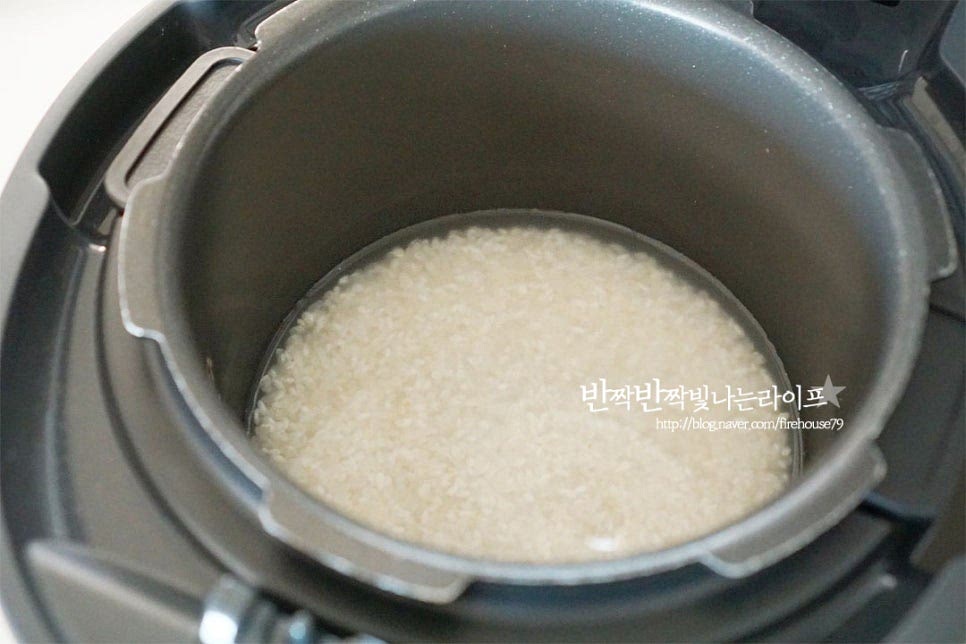 밥을 지은 뒤 삭혀줄 것이라 먼저 고두밥을 지어줍니다. 고슬고슬 밥알이 살아있는 된밥을 지어줍니다. 남은 찬밥을 활용하거나 즉석밥(210g) 한 공기로 만드셔도 좋습니다. 멥쌀이 아닌 찹쌀밥도 좋고요. 단술은 밥알이 어느 정도 넉넉히 들어가야 단맛이 깊고 색이 진해요. 밥의 양은 기호에 따라 조절해 주셔도 좋습니다.