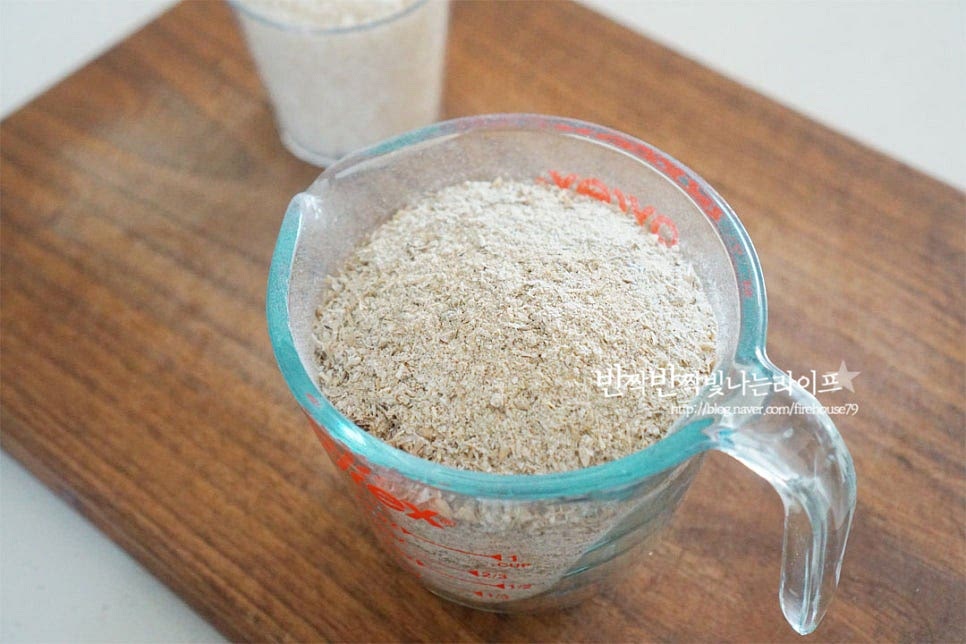 식혜 만들기 과정에서 가장 중요한 것이 바로 엿기름인데요. 밀보다는 보리 엿기름이 더 맛이 좋으며 하얀 가루가 많은 것이 아무래도 더 잘 우러나 맛이 좋습니다. 좋은 엿기름으로 만들어야 향이 더 깊고 풍부해요. 면포에 엿기름을 넣어줍니다. 그리고 바락바락 주물러서 엿기름물을 내어줍니다. 따뜻한 물로 우려주시면 불어서 더 잘 우러나며 발효가 잘 된답니다. 고운 체에 한 번 더 내려주었습니다. 대략 20~30분 정도 엿기름물을 그래도 두면 하얀 앙금이 가라앉는 게 보이는데요. 기호에 따라 앙금까지 넣으셔도 되지만 가장 아래 깔아앉은 걸쭉한 앙금은 넣지 않았어요. 앙금과의 경계 부분까지 넣고 마지막에 진한 앙금만 넣지 않았습니다.