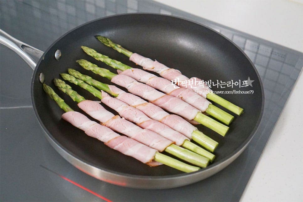 달군 팬에 올려 굴려가며 구워줍니다. 구우실 때는 이음새 부분이 먼저 익도록 해주시면 풀리지 않고 모양을 잡을 수 있어요. 노릇노릇하게 구워가며 익혀주시면 됩니다. 베이컨은 기름 없이 구워도 되어 따로 기름은 두르지 않았어요. 필요에 따라 올리브오일 약간 둘러주셔도 좋아요. 먹기 좋게 그릇에 담은 뒤 파르메산 치즈가루 약간, 후추 약간 갈아주었어요. 그럼 풍미가 더 좋습니다. 영상도 같이 담았어요. 아삭아삭한 식감과 짭조름한 베이컨이 어울리는 맛이 간단하면서 손이 가는 맛이에요. 누구나 쉽게 만들기 좋은 아스파라거스 요리로 근사하게 드시기 좋답니다. 질긴 섬유질 부분은 깎아내고 베이컨을 돌돌 말아 이음새부분을 먼저 구워 맛있게 드시면 된답니다~ 아스파라거스 베이컨말이 맛있게 만들어 드세요^^ 끄읕 !