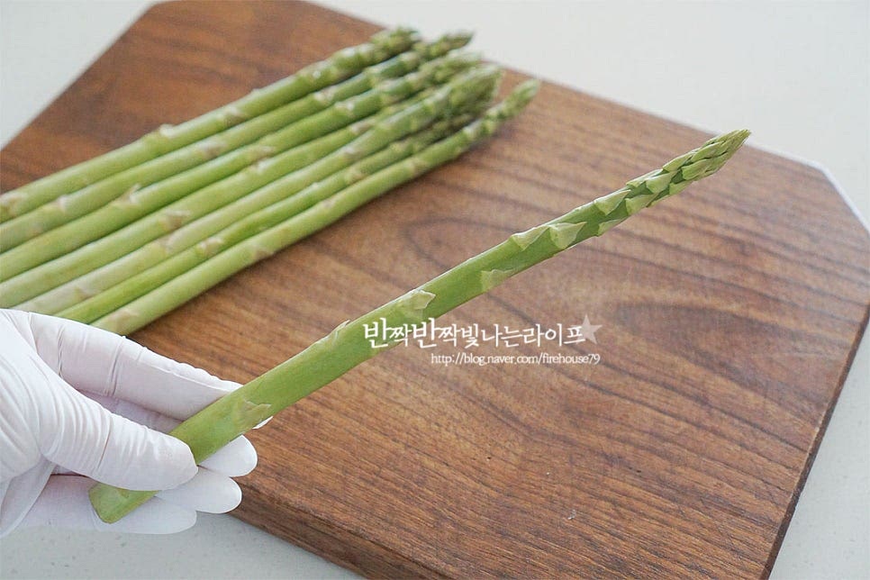 줄기가 연하면서 단단하고 질기지 않으며 녹색 부분이 싱싱한 것이 맛이 좋은 아스파라거스입니다. 요즘 한창 국산이 많이 나와 다양하게 요리해드시기 좋습니다. 아스파라거스 손질은 간단합니다. 줄기 부분의 섬유질이 질긴 편이라 채소필러로 아래 줄기 부분 섬유질을 깎아줍니다. 베이비아스파라거스 같은 경우 연한 편이라 따로 제거하지 않으셔도 좋습니다. 줄기 끝부분을 잘라낸 뒤 요리에 따라 먹기 좋은 크기로 썰어주시면 됩니다.
