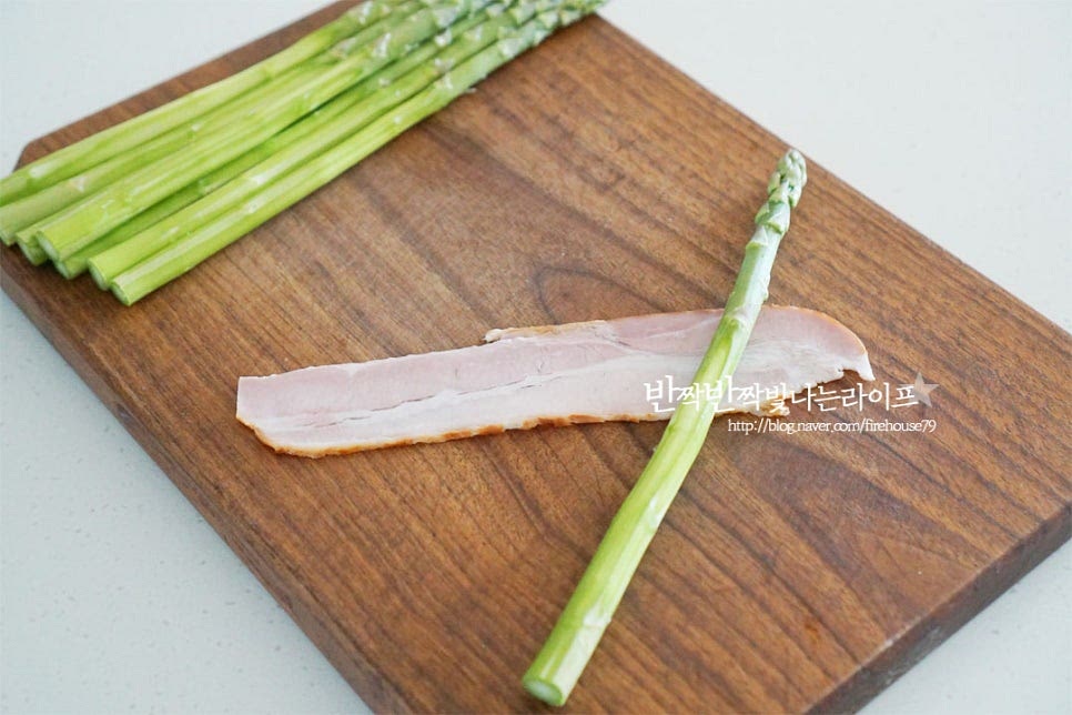 바로 올리브오일에 소금 간하여 굽거나 베이컨을 말아 구워드셔도 좋고, 살짝 데친 뒤 샐러드나 곁들임으로 드시면 되는데요. 오늘은 간단하게 바로 구워주었습니다. 데친 뒤 만드실 때는 끓는 물에 소금 약간, 버터 약간 넣고 살짝만 데쳐주시면 풍미가 더 좋습니다. 줄기 가운데 부분을 베이컨으로 돌돌 말아줍니다.