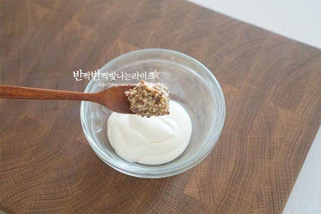 기본적인 샌드위치에 활용할 수 있는 소스로 레몬즙과 홀그레인머스타드가 들어가 산뜻한 풍미를 맛볼 수 있어요. 마요네즈 2 큰 술, 홀그레인 머스타드 1/2 큰 술 레몬즙 1 작은 술, 꿀 1/2 작은 술을 넣어줍니다. 재료가 어우러지도록 섞어줍니다. 고소하면서도 새콤달콤한 맛이 어우러져 베이스로 활용하기 좋은 소스예요.