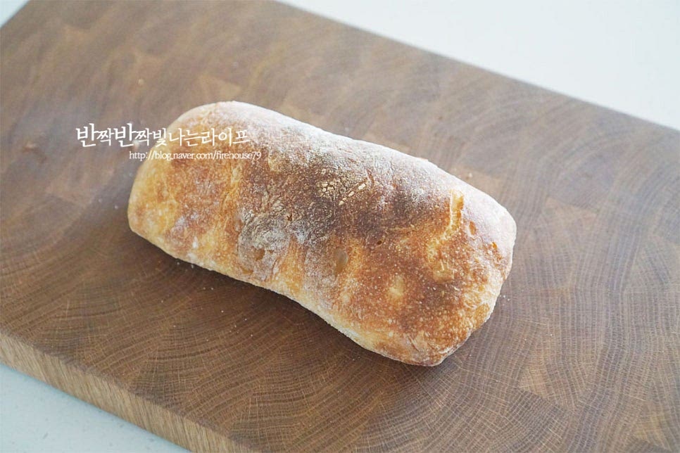 기다랗고 넓적한 모양의 빵인 치아바타는 겉이 바삭하고 속이 쫄깃한 식감으로 먹을수록 구수하고 담백하여 샌드위치 만들기 딱 좋아요. 단면을 반으로 잘라줍니다. 천연재료로 만든 빵이라 냉동실에 소분해두고 실온에서 해동하여 먹곤 하는데 올리브오일과 발사믹에 찍어 먹어도 맛있고 다양한 요리들과 먹기 좋답니다.