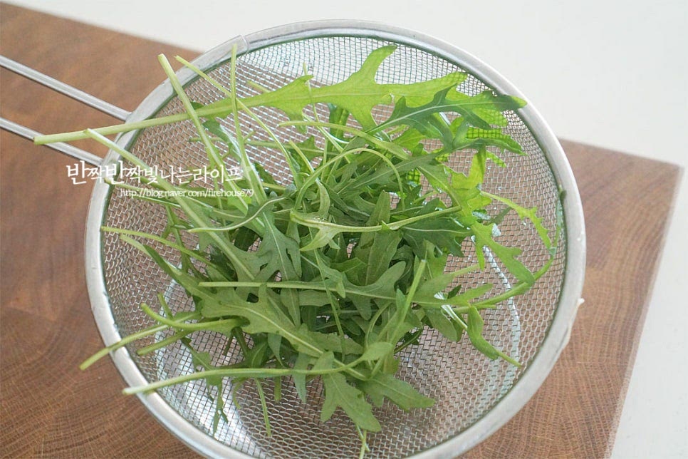 잎채소로 루콜라를 준비했습니다. 쌉싸래한 특유의 향이 햄치즈의 감칠맛과 잘 어울린답니다. 들어가는 야채는 입맛에 맞게 준비해 주고 기본 재료인 햄과 치즈만 넣어도 맛있습니다. 식초를 희석한 물에 담가 헹군 뒤 물기를 제거하여 줍니다. 따뜻하게 데워먹는 파니니를 만들 것이라 속 재료를 수분 제거를 꼭 해줍니다. 토마토는 0.5~0.7cm 두께로 일정하게 썰어줍니다. 너무 두꺼워도 재료와 겉돌기 때문에 적당하게 어우러질 크기로 준비해 주세요. 토마토도 수분을 제거해 줍니다. 키친타월 위에 올려 단면의 수분을 제거하면 물이 생기지 않고 깔끔합니다.