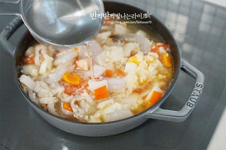 서로 어우러지도록 볶다가 물을 부어줍니다. 닭 육수나 채수가 있다면 넣어주면 되는데 보다 간단한 레시피로 물과 치킨스톡을 섞어 육수로 활용했습니다. 대략 쌀과 물의 비율을 1 : 1.5~2로 맞추어주는데요. 한 번에 많은 양을 넣으면 질퍽해지기 쉬워 반 이상 넣은 뒤 양을 추가로 첨가해가며 쌀알이 육수를 흡수할 수 있도록 해줍니다. 물 1컵, 치킨스톡 2/3 큰 술 넣어요. 치킨스톡은 농축 정도에 따라 양을 조절해 주세요. 샤프란을 대신할 향신 재료를 넣어줍니다. 빠에야용 시즈닝도 따로 있으니 입맛에 맞게 준비해 주면 된답니다. 파프리카파우더 1 작은 술, 카레가루 1 작은 술 토마토페이스트 1~2 큰 술 넣어줍니다. 토마토의 진한 맛에 향미를 더해주는데요. 토마토소스를 넣을 때는 양을 조금 더 추가해 주고 페이스트는 간에 따라 조절해 주세요. 향신 재료가 덩어리지지 않도록 잘 풀어줍니다. 쌀이 육수를 흡수하고 수분을 날려가며 익혀줍니다. 처음에 물을 1컵 넣어주었는데 조금 더 식감 있게 요리하고 싶다면 물에 치킨스톡을 풀어 조금씩 부어가며 쌀알이 흡수하면 추가로 더해가며 볶아주세요. 쌀의 식감이 절반 이상 익으면 홍합을 넣고 약불로 익힌 뒤 부족한 간은 소금과 후추로 더해줍니다. 마지막에 뚜껑을 덮고 눌어붙듯이 익히면서 뜸을 들이고 밥알은 너무 질퍽이지 않게 해줍니다. 재료가 모두 익으면 완성입니다. 입맛에 따라 파슬리와 같은 허브를 곁들이고 레몬 또는 라임을 더해 먹음 됩니다. 영상도 같이 담았어요. 샤프란 없이 쉽게 요리할 수 있는 재료로 파에야 만드는법 해물의 감칠맛과 향미를 살려 순서에 맞게 볶아 요리해보아요. 해물 빠에야 만들기 쉽게 구할 수 있는 재료로 간단하고 맛있게 즐겨보세요. 끄읕 !