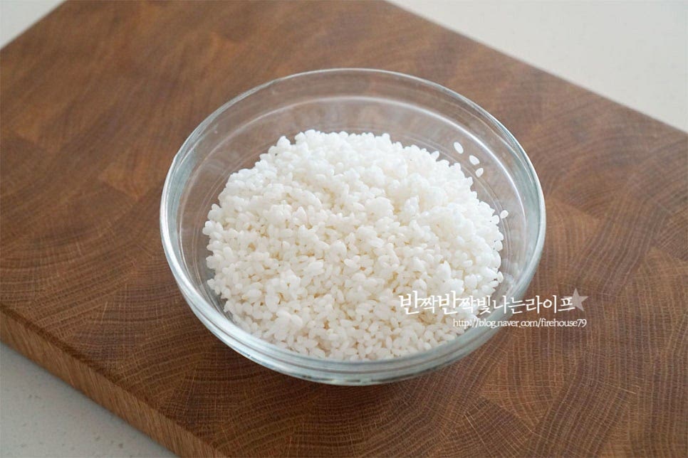 쌀은 씻어준 뒤 체에 밭쳐 30분~1시간 불려줍니다. 파프리카는 꼭지와 가운데 속과 씨를 제거하고 양파도 껍질을 벗겨 준비한 뒤 사방 1cm로 깍둑썰기해줍니다. 빨갛게 완숙으로 익은 토마토는 꼭지를 잘라내고 잘게 다져 썰어줍니다. 통조림 토마토를 넣어도 되지만 생으로 넣으면 산뜻하게 맛이 좋습니다. 해물믹스는 종류별로 들어있어 여러가지 요리에 활용하기 좋은데요. 오늘은 빠에야에 넣기 좋게 손질된 믹스로 링 모양으로 자른 오징어, 새우살, 홍합 세 가지를 준비했습니다. 각각의 재료를 따로 준비해 주셔도 좋고, 바지락, 꽃게 등을 넣어주셔도 좋아요.