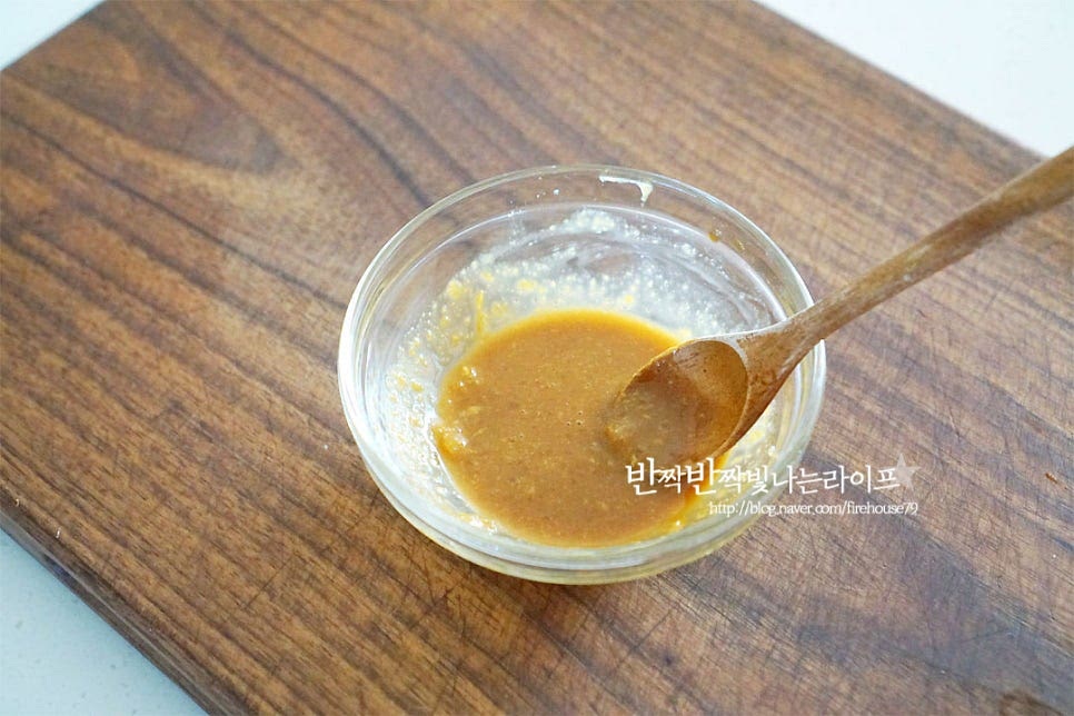 무쌈말이 소스를 만들어요. 연겨자를 넣어 알싸하면서 재료가 어우러지도록 해주는데요. 겨자는 기호에 따라 양을 가감하여 주시면 더 맛있게 드실 수 있어요. 간장 1 작은 술, 연겨자 1/2 큰 술 꿀 약간, 황설탕 1/2 작은 술 다진 마늘 1/2 작은 술 넣어주고 그릇에 담을 때 통깨 약간 뿌려줍니다. 무쌈말이 겨자소스와 같이 그릇에 먹기 좋게 담아주면 정말 간단하면서도 먹음직스럽게 완성이에요. 산뜻하게 입맛을 돋우어주기 때문에 곁들임 요리로 내어놓기 좋고 아삭아삭 식감이 맛깔나답니다. 영상도 같이 담았어요. 기본 속재료 이외에 좋아하는 재료를 곁들일 수 있어 더 다양하게 맛보실 수도 있고요. 느끼함을 확 잡아주는 맛이라 고기나 매운 음식에 곁들여도 잘 어울려요. 무쌈말이 맛있게 만들어 즐겨보세요^^ 끄읕 !