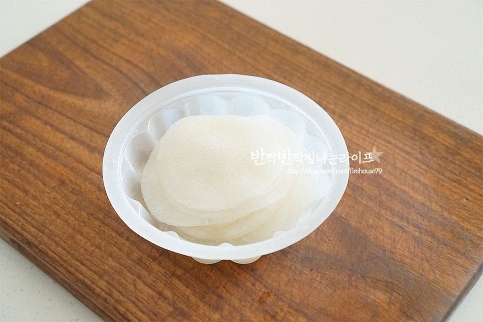 무쌈은 물기를 털어내어 준비해요. 절임물이 많으면 만든 뒤 물이 생기니 적당히 짜서 준비해 주시면 됩니다. 그렇다고 너무 꼭 짜면 찢어질 수 있고 수분감이 부족해지니 적당히 촉촉하게 준비해요. 곁들일 채소로 오이, 파프리카, 무순을 준비했어요. 파프리카는 색깔을 다양하게 준비해 주면 만들었을 때 훨씬 먹음직스러워요. 그 외 당근, 깻잎 등 기호에 따라 다채롭게 곁들여 주시면 됩니다. 채소는 모두 얇게 채를 썰어줍니다. 크래미도 먹기 좋게 채를 썰고 무순도 씻은 뒤 물기를 털어줍니다. 부추가 조금 있어 끓는 물에 소금 약간 넣고 살짝 데쳐 물기를 꼭 짜줍니다. 부추는 생략 가능한데 데친 부추로 나중에 모양을 내어줄 것이랍니다^^